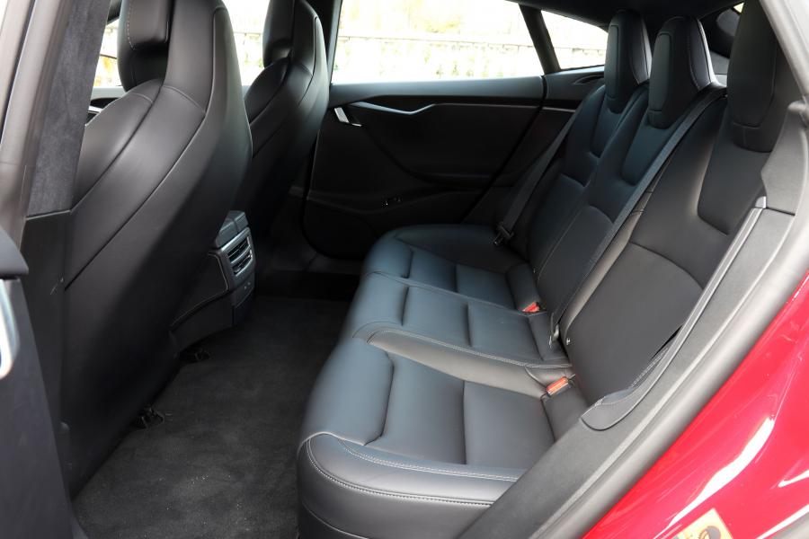 Интерьер Tesla Model S 75D 2016 года  (WW) (фото 7 из 15)